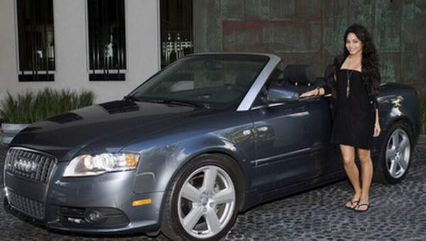 vanessa-hudgens-posa-en-auto-audii.jpg