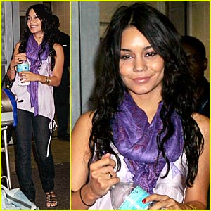 vanessa-hudgens-jfk-airport.jpg